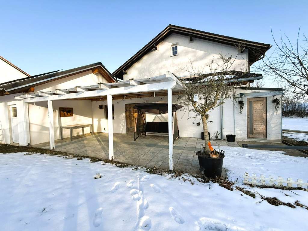 Immobilie in Kraiburg - Zweifamilienhaus in Weilerlage mit Freisitz, Werkstatt und Großgarage - Bild 0