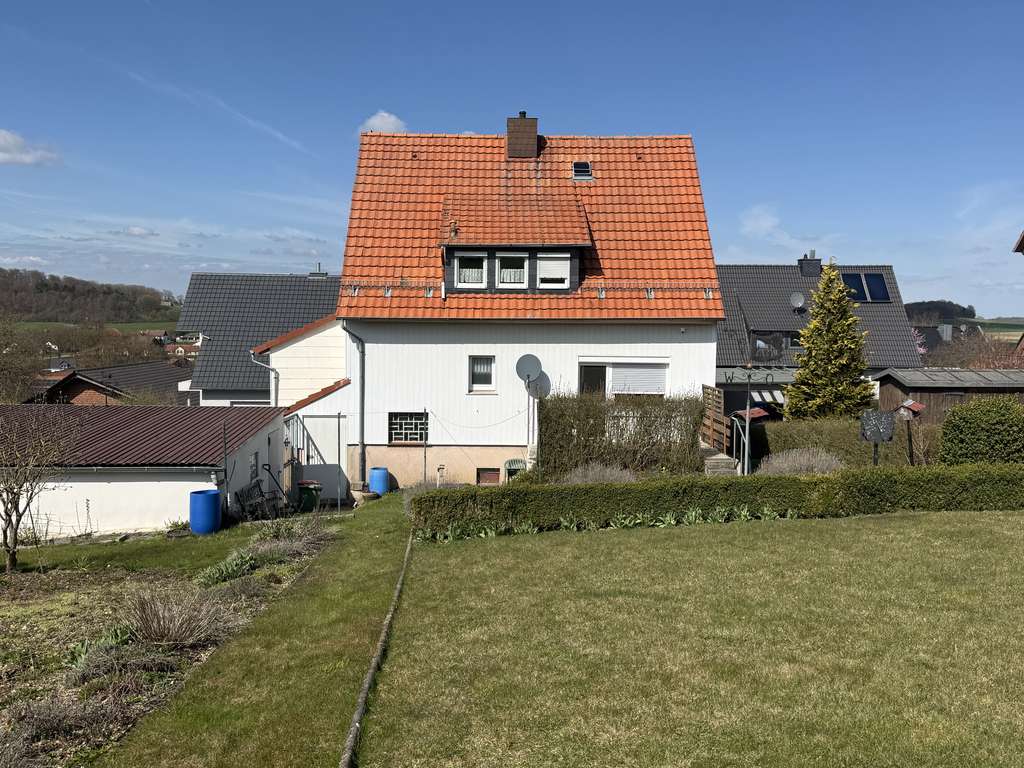 Immobilie in Adelebsen - Freistehendes EFH mit Potenzial auf schönem Grundstück - Bild 1