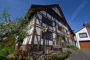 Fachwerkhaus in landschaftlich reizvoller Dorfrandlage mit Sicht in die - Rühler-Schweiz - – Die vollständige Adresse der Immobilie erhältst du vom Anbieter., 37640 Golmbach – Vorschaubild 3