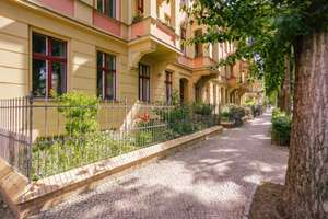 Bezugsfreie 2-Zimmer-Altbauwohnung mit Balkon nahe dem Schlosspark