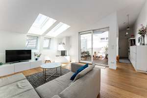 Neuwertige DG-Wohnung mit Terrasse und offenem Grundriss