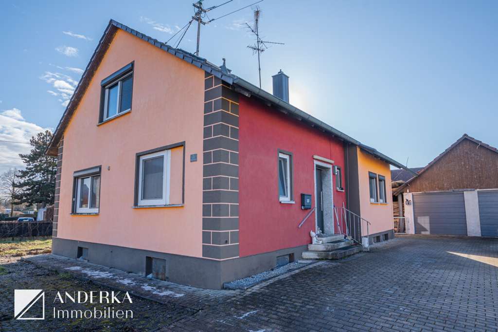 Immobilie in Sontheim an der Brenz - Einfamilienhaus mit Doppelgarage in Sontheim zu verkaufen – viel Potenzial für Ihre Wohnideen! - Bild 1