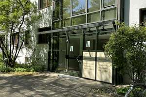 2 Zimmer Dachgeschosswohnung mit ruhigem Westbalkon und Blick ins Grüne – Hansjakobstraße 107b, 81825 Josephsburg, München – Vorschaubild 2