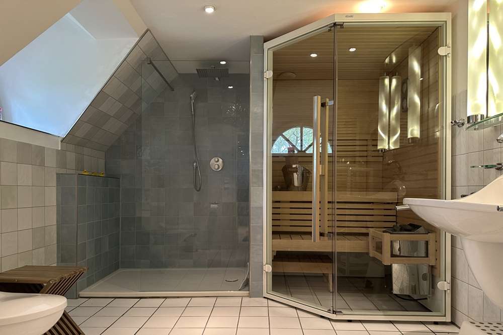 Immobilie in Emmelsbüll-Horsbüll - Repräsentatives Reetdachanwesen unmittelbar am Nordseedeich gelegen in 25924 Emmelsbüll-Horsbüll - Bild 0