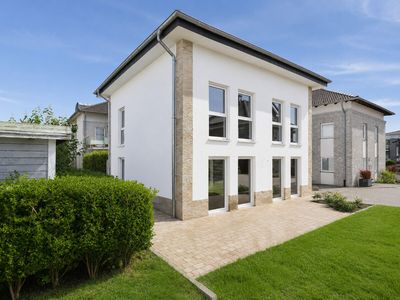 Modernes Einfamilienhaus mit ausgebautem Dachstudio.
