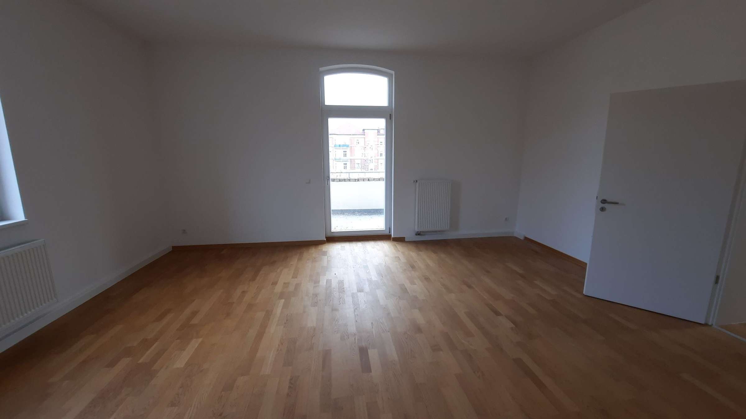Große und moderne 2-Zimmer-Wohnung mit Balkon in Erfurt