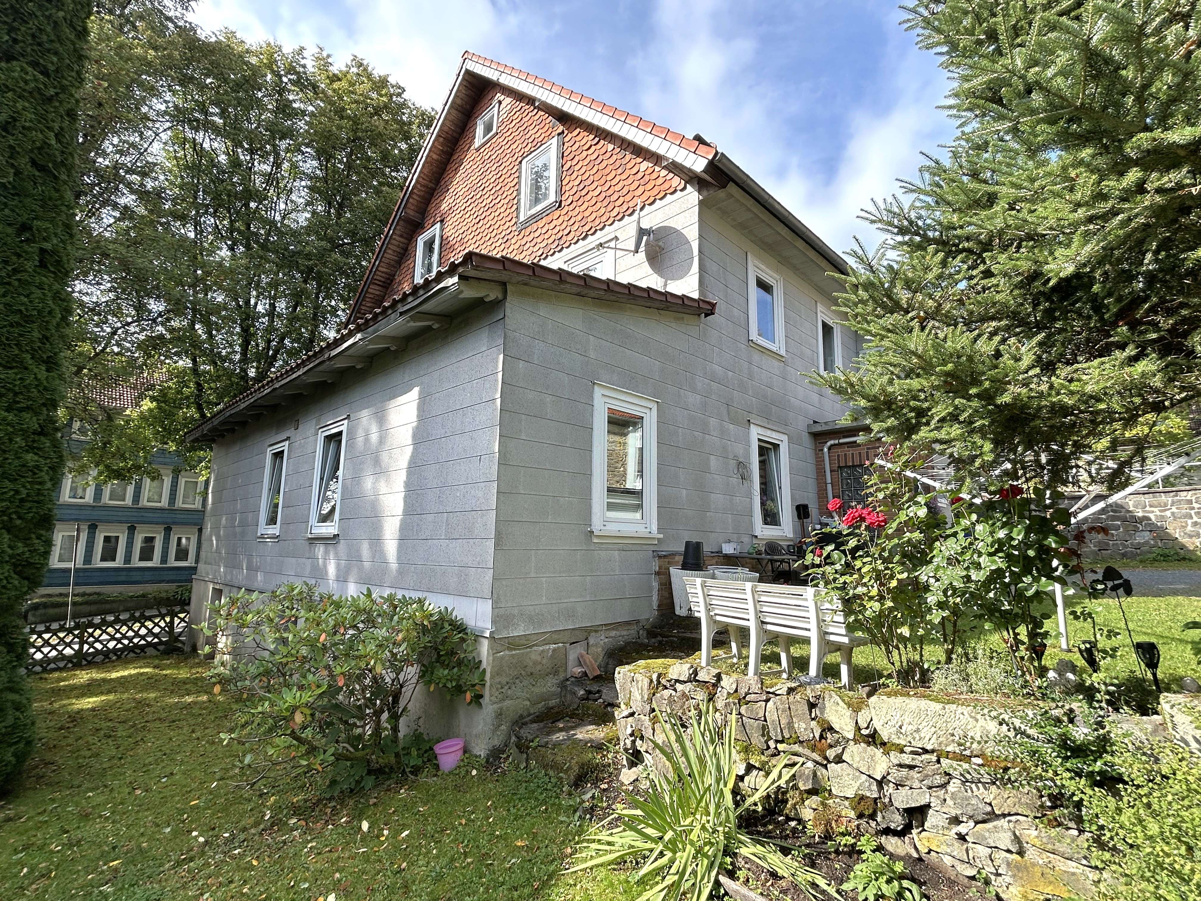 Freistehendes Wohnhaus mit drei Wohnungen und vier Garagen in Zellerfeld, Goslar Kreis – Bild 4