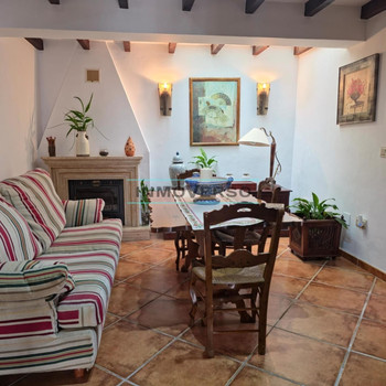 LUXUSVILLA IM CHARMANTEN DORF BENAQUE