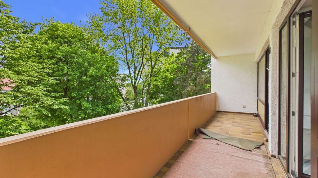 Immobilie in Stadtbergen - 3-Zimmer-Wohnung mit Balkon, Tiefgarage und Entwicklungspotenzial in Stadtbergen - Bild 2