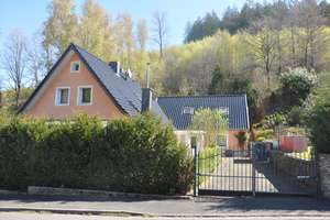 Freistehendes, modernisiertes Ein-/Zweifamilienlandhaus in bewaldeter Halbhöhenlage