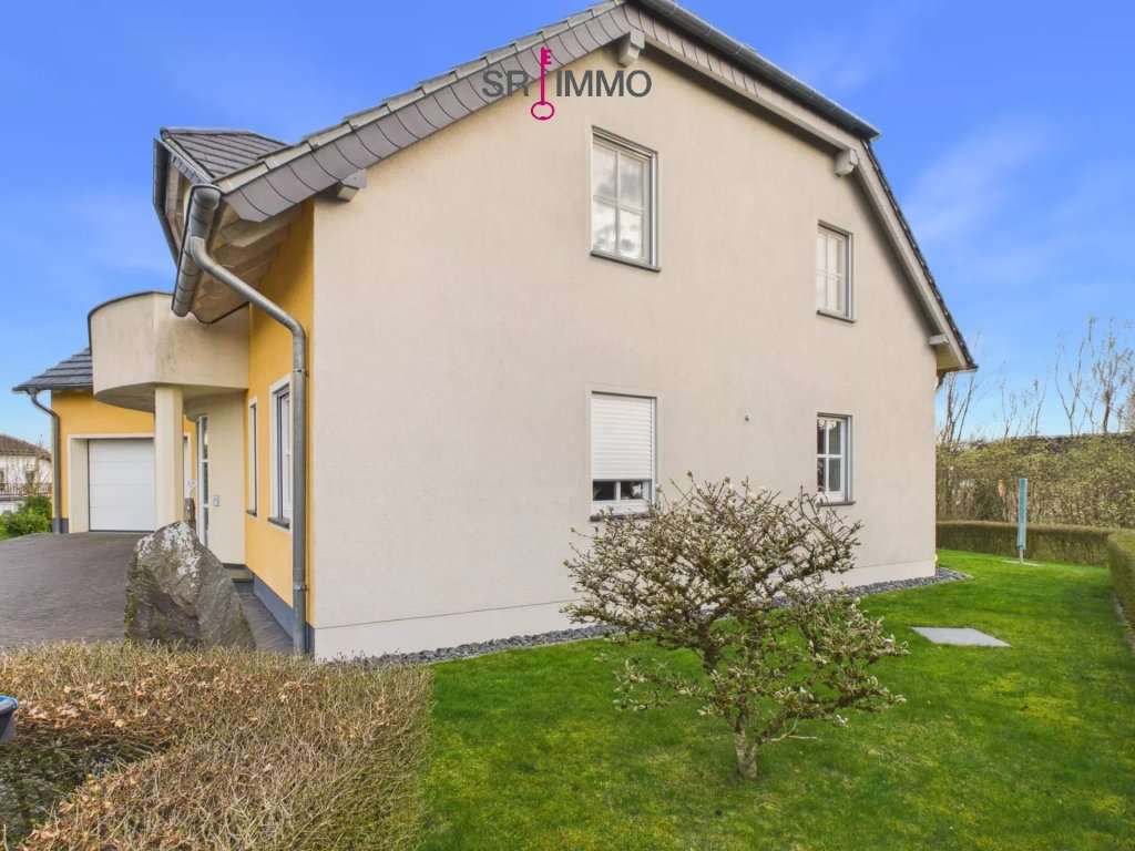 Immobilie in Arzfeld - Modernisiertes Einfamilienhaus mit Galerie, Kamin und großem Grundstück - Bild 2