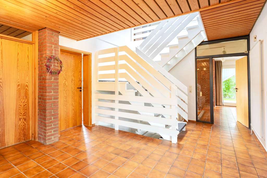 Immobilie in Bergenhusen - Nicht alltäglich!  Architektur aus den 70ern mit offenem Wohn-Essbereich, Kamin und viel Platz - Bild 3