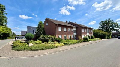 Mehrfamilienhaus mit sechs Wohneinheiten und fünf Garagen in Südlohn
