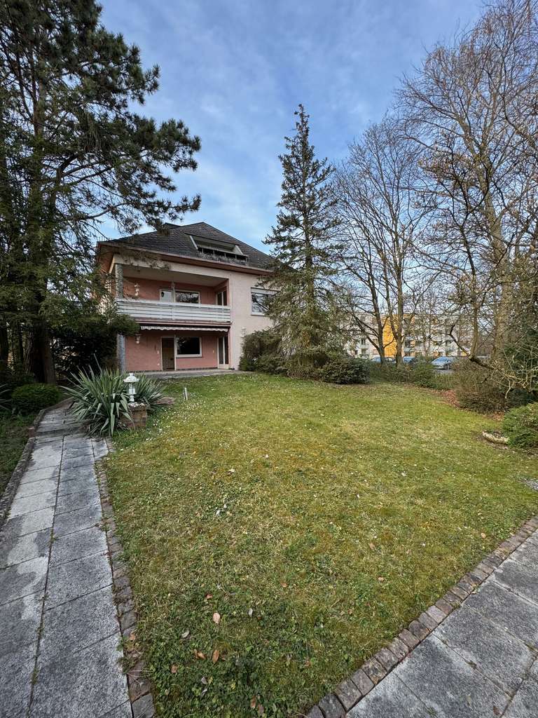 ** Großzügiges Drei-Familienhaus mit zusätzlichem Baugrundstück in bevorzugter Lage von Wiesbaden **