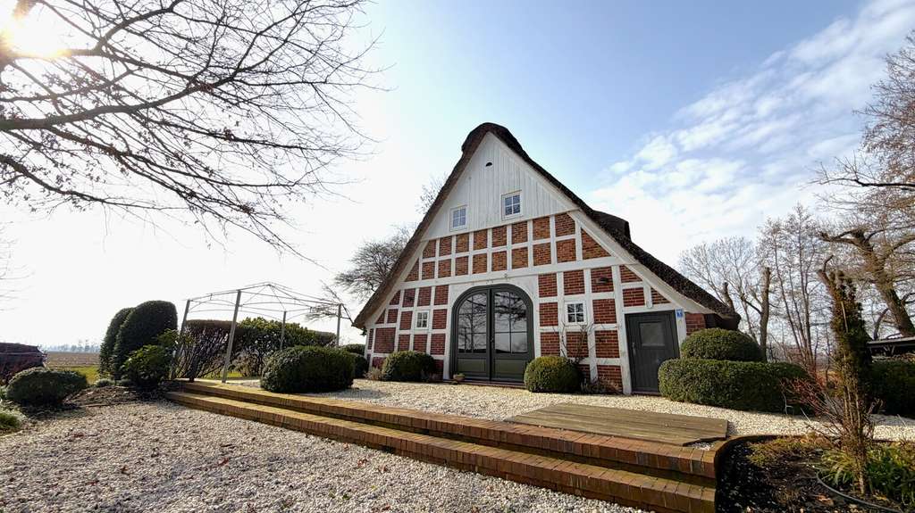 Immobilie in Oederquart - Historisches Reetdachhaus mit Sauna, Teich, Feldblick und Scheune - Bild 3
