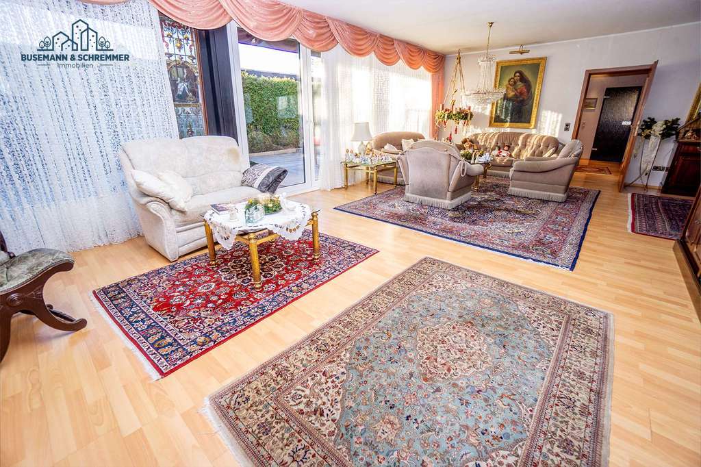 Immobilie in Langenhagen - Sehr großzügiges Zweifamilienhaus mit außergewöhnlichem Grundriss und schönem Garten in Langenhagen - Bild 2