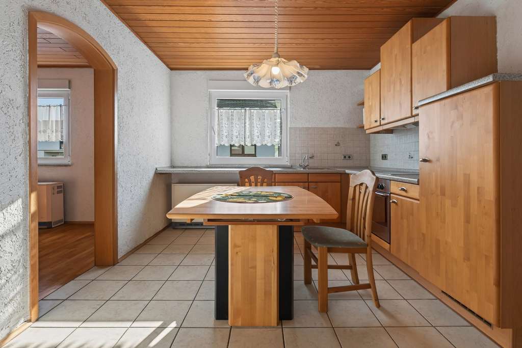 Immobilie in Neuburg am Rhein - Sanierungsjuwel für Familien: Viel Platz, viel Grün, viele Möglichkeiten in Neuburg am Rhein - Bild 1