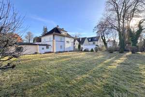 Gräfelfing! Walmdach-Villa mit sep. Gästehaus auf über 1.200m² Grund! Ausbaureserve (DG)! – Die vollständige Adresse der Immobilie erhältst du vom Anbieter., 82166 Gräfelfing – Vorschaubild 1