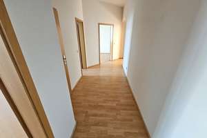 Ansprechende 2-Zimmerwohnung mit Einbauküche|Innenhofbalkon|Tageslichtbad mit Wanne|Abstellraum – Raiffeisenstraße 27, 39112 Leipziger Straße, Magdeburg – Vorschaubild 4