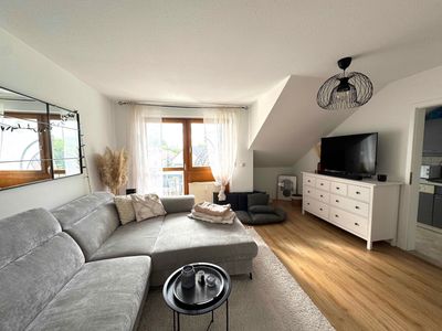 Ansprechende, helle und renovierte 2 Zi.-Whg. mit West-Loggia