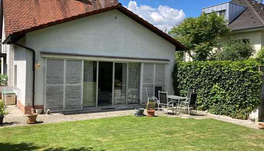 Bild von Freistehendes Haus mit viel Potential - bei dem die Adresse der Spiegel des Grundstücks ist