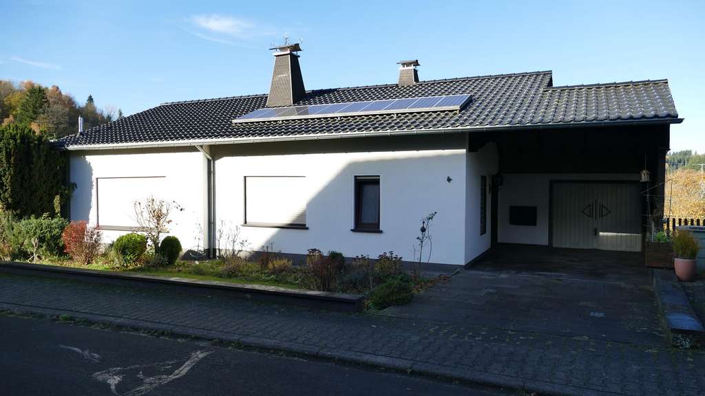 Immobilie in Jünkerath - Gepflegtes 1-2 Familienhaus mit schöner Aussicht, provisionsfrei - Bild 0