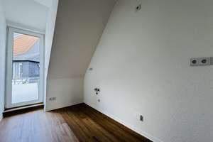 Modernes Wohnen unterm Dach – Sanierte 3-Zimmer-Wohnung mit Balkon – Zeißstraße 1, 9131 Hilbersdorf, Chemnitz – Vorschaubild 3