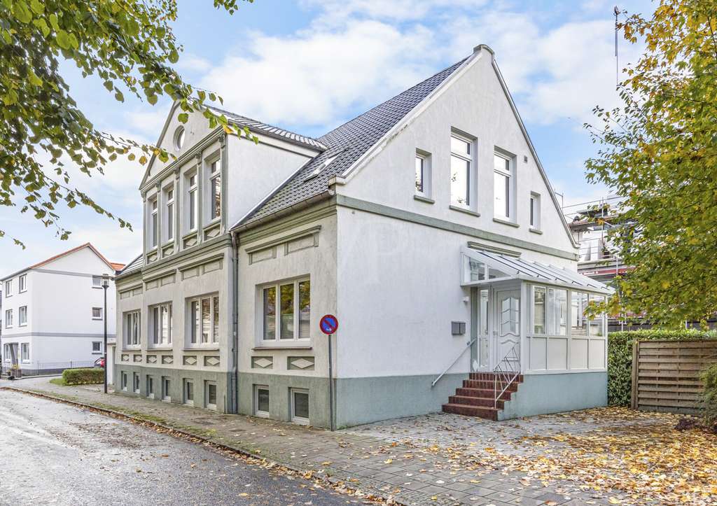 Immobilie in Jever - Stilvolle Stadtvilla in bester Lage von Jever mit drei genehmigten Ferienwohnungen - Bild 2