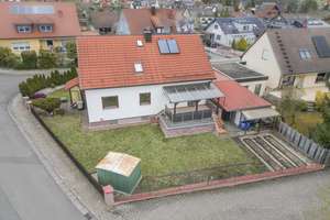 Zweifamilienhaus mit Südgarten, Terrasse, Garage & Carport in Großenseebach – Die vollständige Adresse der Immobilie erhältst du vom Anbieter., 91091 Großenseebach – Vorschaubild 2