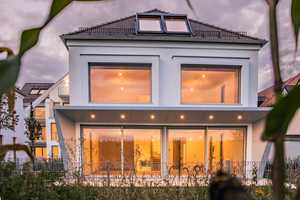 Vollständig fertig gestelles Einfamilienhaus mit Tiefgarage und Weitblick – München – Vorschaubild 1