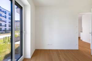 Kleinod | 2-Zi Gartenwohnung in Süd-Ost-Ausrichtung | EBK | Blick auf Parkfläche – Friedenauer Höhe 21, 12159 Friedenau, Berlin – Vorschaubild 17