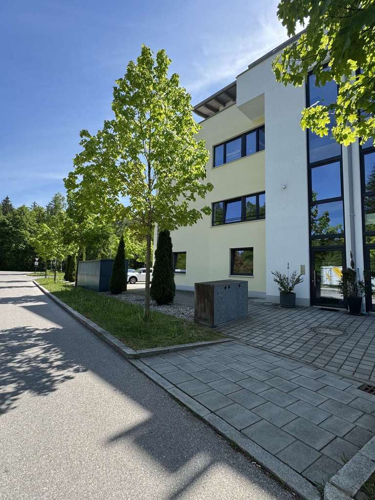 Attraktives Investment - Top gepflegtes Gewerbeobjekt mit Wohnung in Krailling