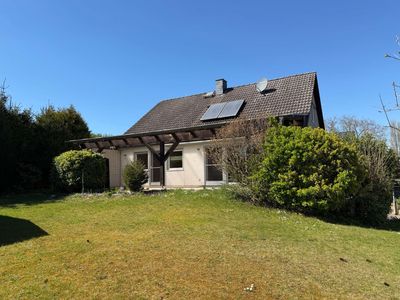 Ihr neues Zuhause: Haus mit großem Garten, viel Platz, Außenstellplätzen und Garage
