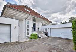 Hausansicht mit großer Garage