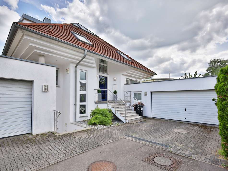Hausansicht mit großer Garage