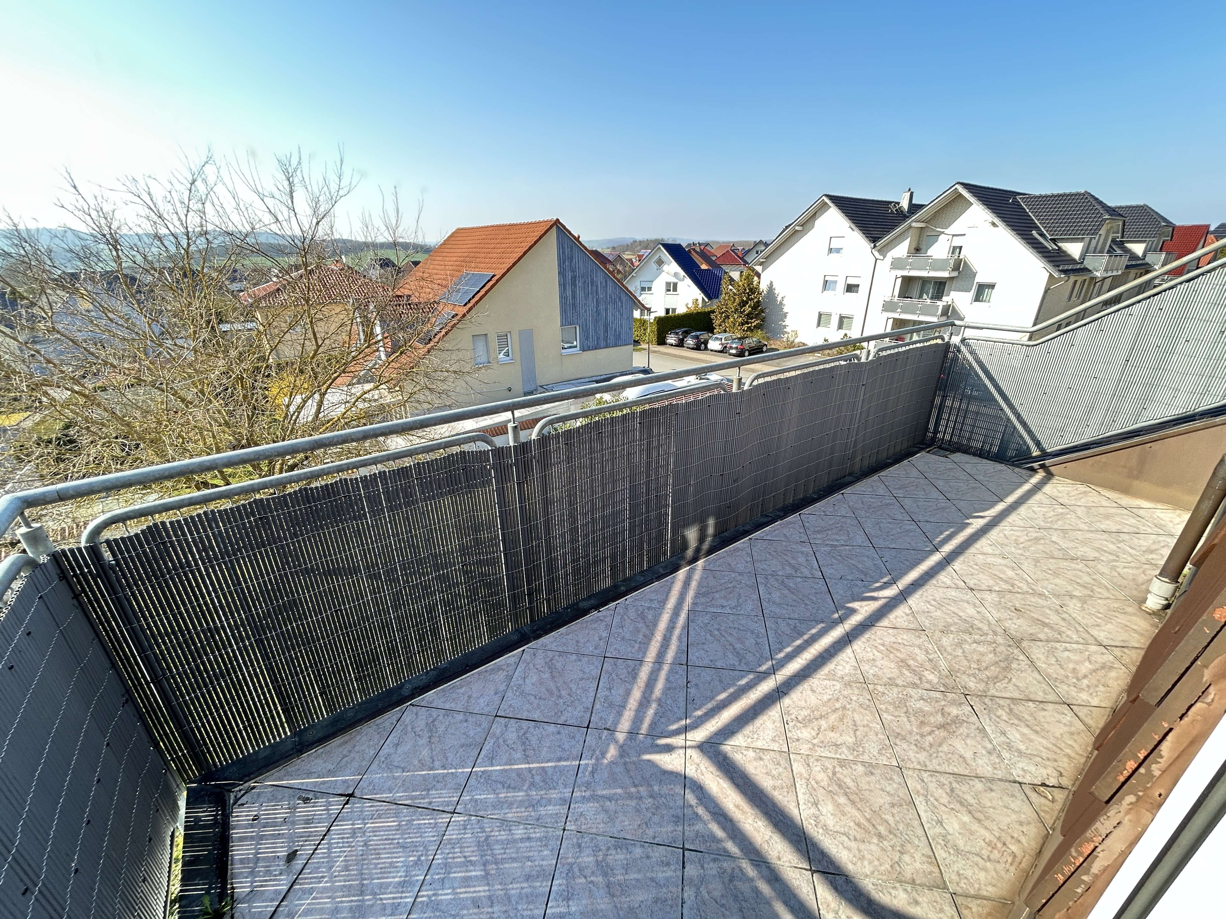 Immobilie in Warburg - Großzügige Dachgeschoss-Eigentumswohnung mit Weitblick, Balkon und viel Potenzial in Warburg - Bild 2