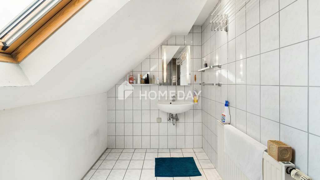 Immobilie in Reutlingen - Gemütliche Dachgeschosswohnung mit besonderem Grundriss, Tageslichtbad und PKW-Stellplatz - Bild 3