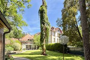 Bezugsfreies Luxusanwesen mit Poolhaus und großem Privatgarten in Bester Lage