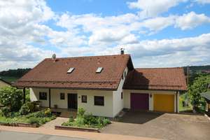 Viel Platz für die große Familie ~ Gepflegtes Wohnhaus mit überdachtem Außenschwimmbad ... – Die vollständige Adresse der Immobilie erhältst du vom Anbieter., 74838 Limbach – Vorschaubild 1