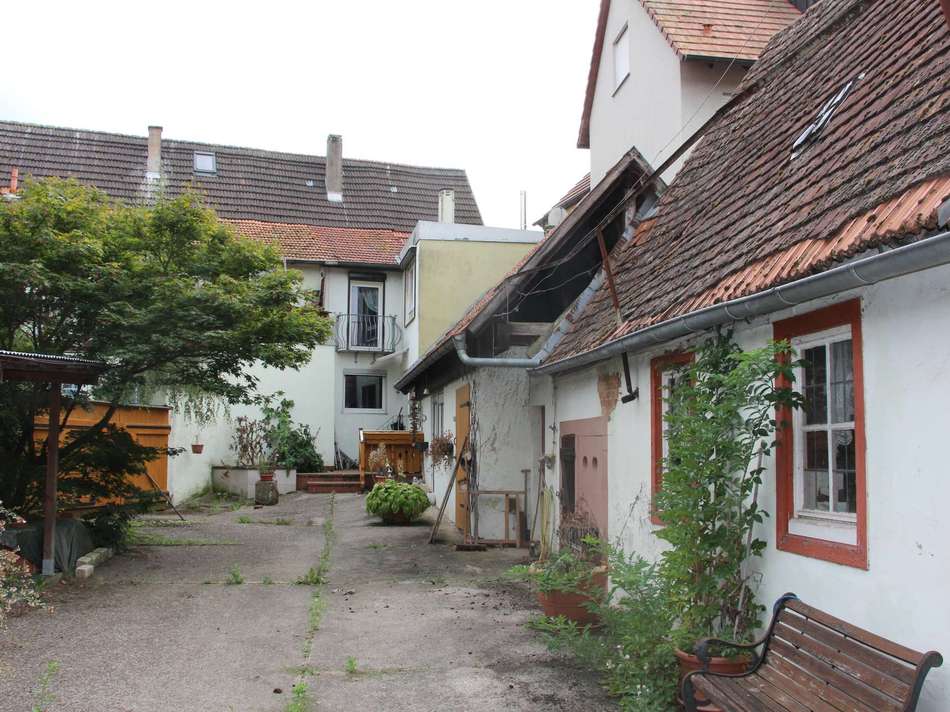 Rückansicht mit Nebengebäuden