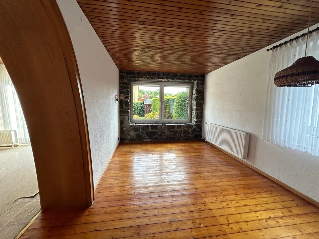Gemütliches Reihenendhaus mit XL-Dachterrasse, Terrasse, Garten und zwei Garagen – Esszimmer