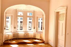 Heller sanierter Stilaltbau, 2 Zi.Kü. Bad, Gäste WC Balkon , Aufzug von Privat