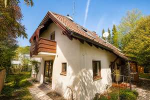 Ruhig gelegene Doppelhaushälfte mit Kamin, Wintergarten & Gartenidylle