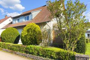 Wohnen, Arbeiten, Vermieten: Vielseitiges Zweifamilienhaus mit Garten und Garage – Die vollständige Adresse der Immobilie erhältst du vom Anbieter., 72658 Bempflingen – Vorschaubild 2
