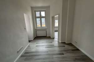 geeignet für Pendler, kl.2-Zimmer-Wohnung (o. Waschmaschinenanschluss) m. sehr kleiner Küche und Bad