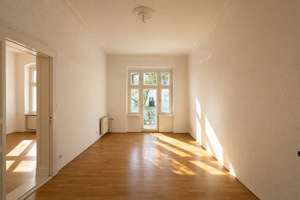 Charmanter Altbau-Rohdiamant mit Balkon & großem Potenzial! Renovierungsbedürftig & Provisionsfrei!