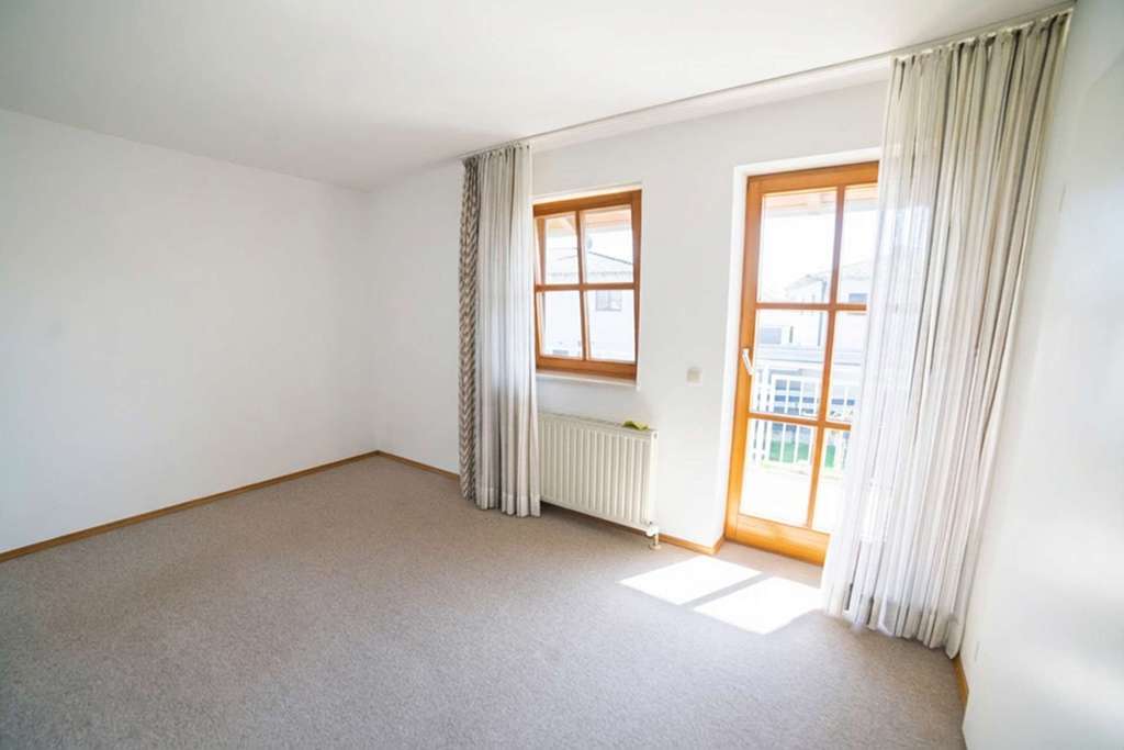 Immobilie in Straßkirchen - Familienoase in Straßkirchen: 164 m² DHH mit Kachelofen & Top-Zukunftspotenzial - provisionsfrei! - Bild 3