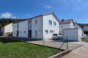 Neubau 2025: Doppelhaushälfte in Altenstadt-Herrenstetten – 132 m², Südgarten, Garage, Wärmepumpe
