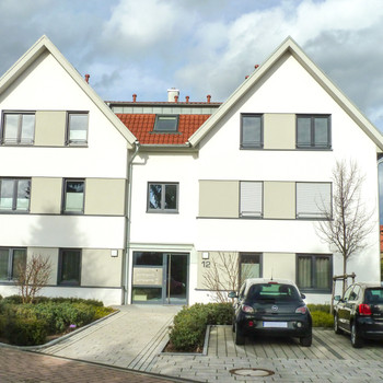  Gepflegte DG-Wohnung mit Balkon, Aufzug und Garagenstellplatz in Neustadt a. d. W., Kernstadt