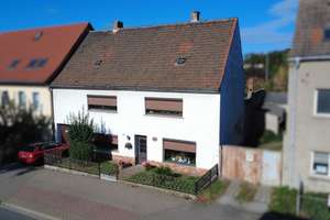 Sanierungsbedürftiges Haus mit umfangreichen Nebengebäuden in Staßfurt